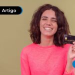 imagem de pessoa feliz segurando cartão de crédito