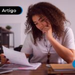 Pessoa com olhar de dúvida olhando para um papel