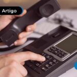 Pessoa discando em um telefone
