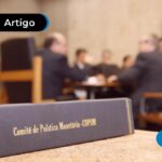 Pessoas sentadas em uma mesa