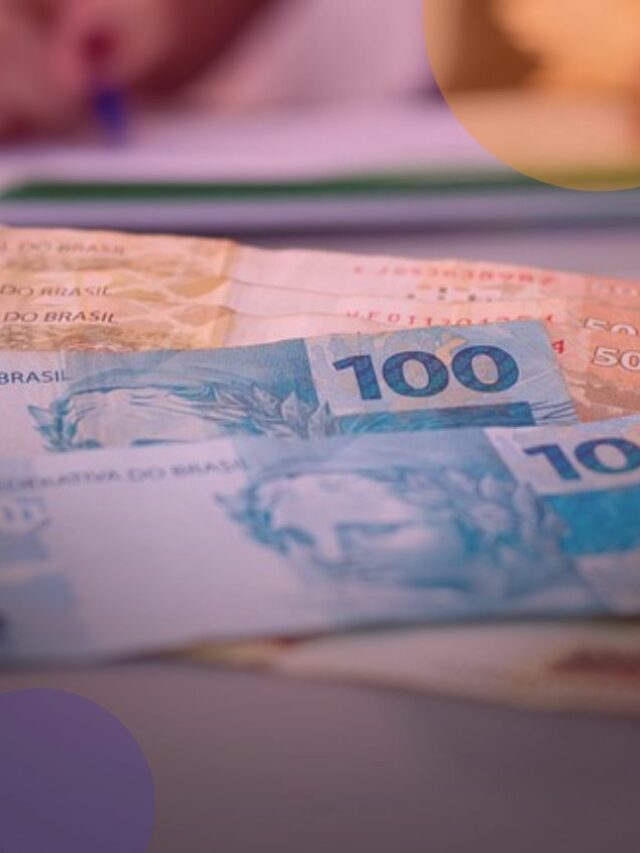 Imagem de notas de cem e cinquenta reais