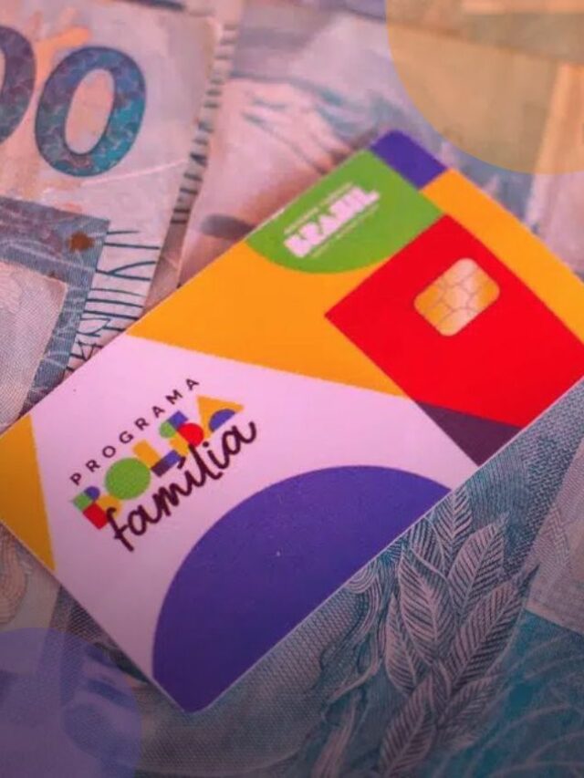 Imagem do cartão do bolsa família e notas de cem reais