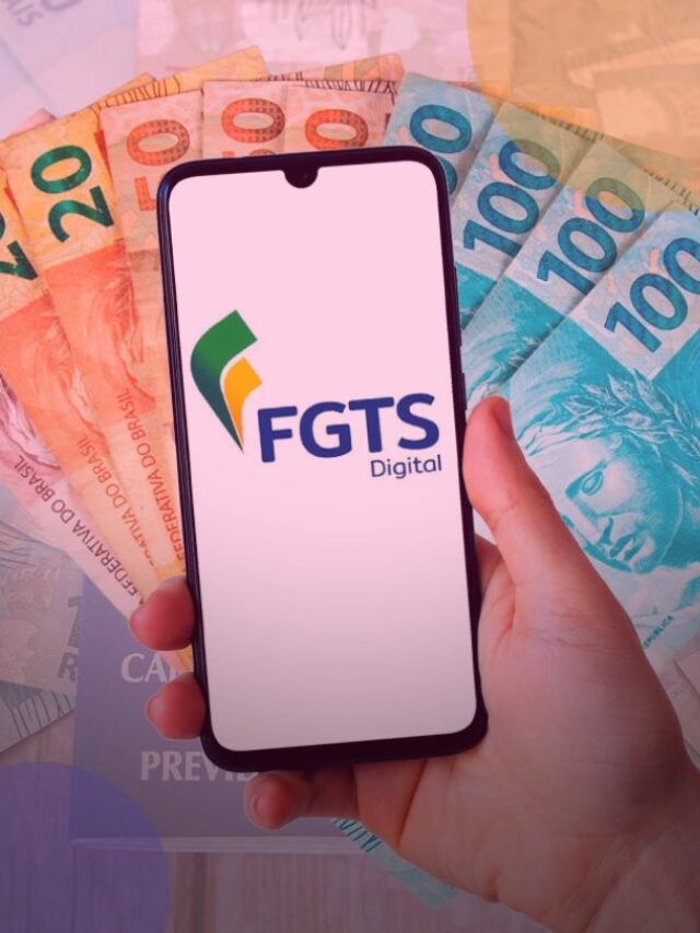Pesso a segurando celular com a imagem do FGTS em frente a cédulas de vinte, cinquenta e cem reais