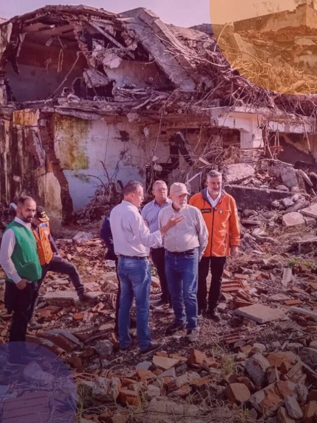 Pessoas em uma casa destruída