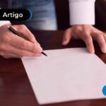 Pessoa assinando um papel