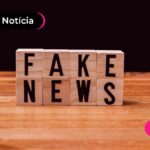 Mini blocos de madeira com letras formando a frase "FAKE NEWS".
