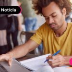 imagem de pessoa estudando com caneta e papel