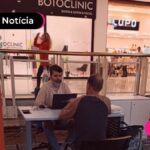 Pessoas do INSS em local de trabalho atendendo.