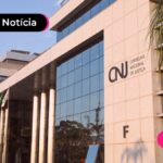 Frente de prédio espelhado.