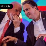 Presidente Lula conversando.