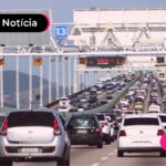 Rodovia congestionada de carros.