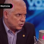 Pessoa com mais idade usando terno escuro.
