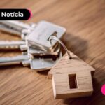 Chaveiro com 3 chaves e miniatura de casa.