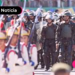 imagem de policiais em fileira