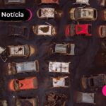 Carros em estacionamento pós-enchente no RS.