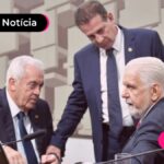 Pessoas de terno conversando.