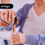 imagem de pessoa idosa segurando bengala