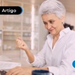 Pessoa de mais idade sorrindo olhando para o computador