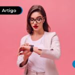 Pessoa olhando para um relógio