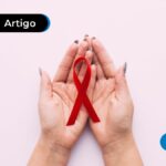 Pessoa segurando um laço vermelho