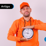 Pessoa segurando um relógio