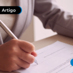 Pessoa assinando uma carta de demissão