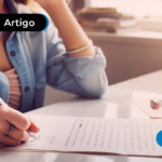 Pessoa assinando uma carta de demissão