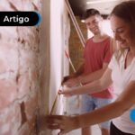 Duas pessoas planejando começar uma construção.