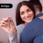 Duas pessoas se abraçando segurando chave de casa.