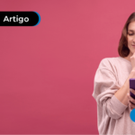 Jovem pensando em como sacar o lucro do FGTS pelo CPF e segurando celular.