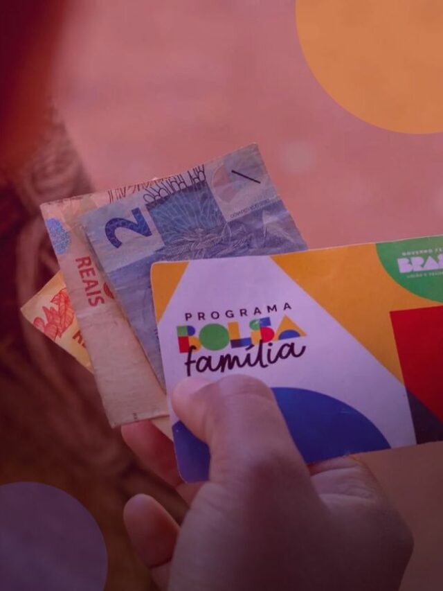 Pessoa segurando o cartão do bolsa família e três cédulas