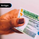 Mão segurando carteira de motorista.