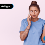 Jovem segurando celular e falando sobre o FGTS que foi pago em duplicidade.