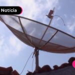Antena parabólica em telhado.