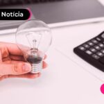 imagem de pessoa segurando lampada na mão