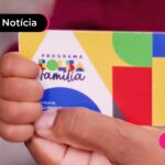 Mão segurando cartão do Bolsa Família com NIS final 8.