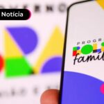 imagem de celular e cartao de beneficio mostrando que beneficio do bolsa familia supera carteira assinada