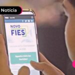 Pessoa entrando no site do FIES para ver a lista de chamada.