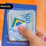 imagem de carteira de trabalho e pessoa segurando lucro do fgts distribuido