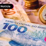Notas de duzentos, cem e cinquenta reais espalhadas em mesa.