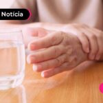 imagem de pessoa idosa segurando copo de agua