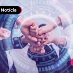 Pessoas dando as mãos e ilustração redonda simbolizando tecnologia.