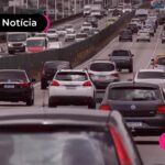 Fila de carros que precisam fazer licenciamento em Minas Gerais.