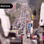 Transitode carros intenso em avenida de São Paulo.