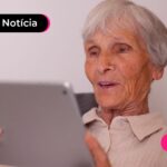 Pessoa de idade lendo notícia sobre as novas regras do BPC que inclui biometria.
