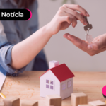 Pessoa fechando negocio com o programa Casa Paulista.