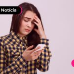 Vítima de golpe do Pix errado com expressão preocupada.