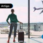 Pessoa olhando para um avião decolando