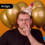 Pessoa com olhar confuso em frente a balões de aniversário