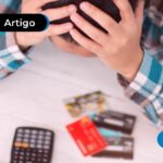Pessoa com expressão de preocupado olhando para alguns cartões